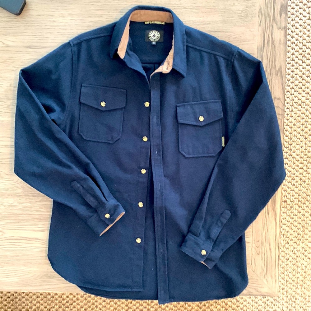Local MA surf/skate brand “Levitate” Men’s Small Navy Flannel